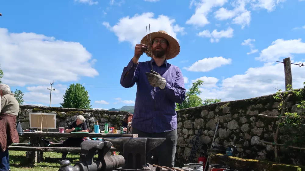Lokovec, kovaštvo, oglarstvo, prižig kope miru, oglje, oglarska kopa, oglarjenje / Foto: Nataša Bucik Ozebek