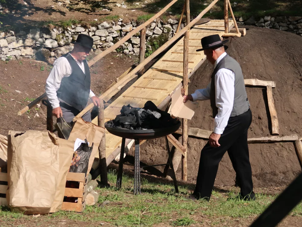 Lokovec, kovaštvo, oglarstvo, prižig kope miru, oglje, oglarska kopa, oglarjenje / Foto: Nataša Bucik Ozebek