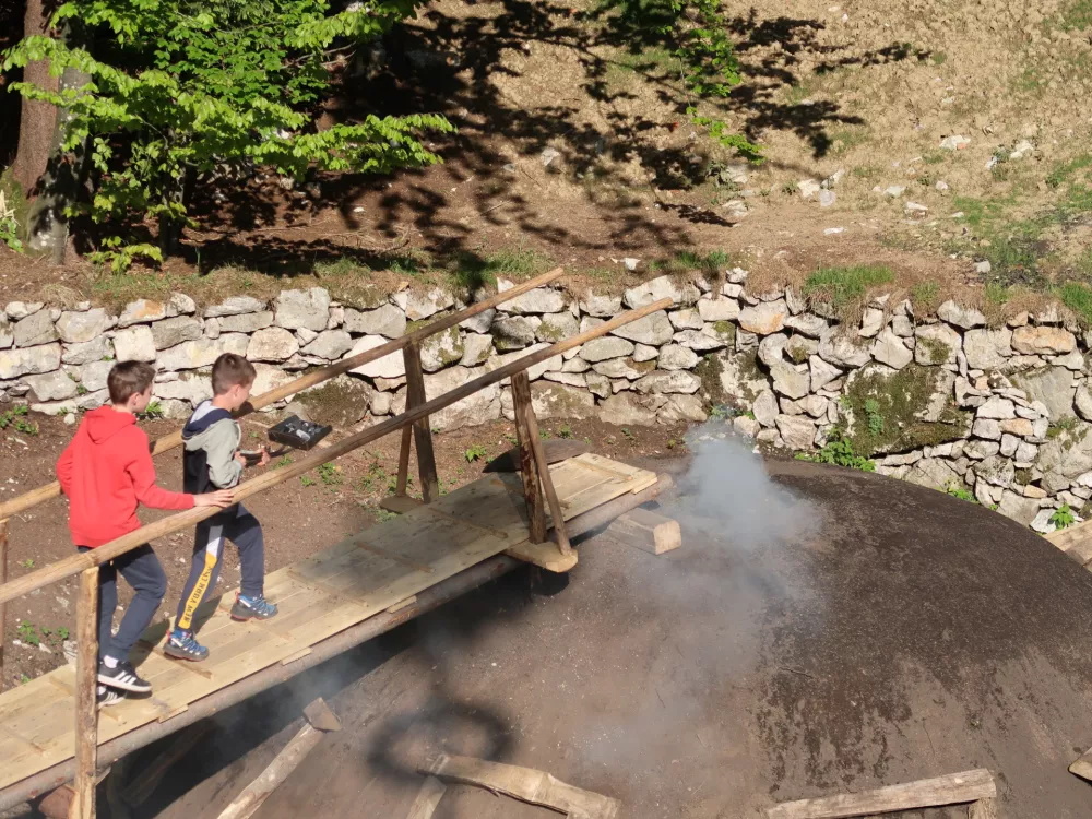 Lokovec, kovaštvo, oglarstvo, prižig kope miru, oglje, oglarska kopa, oglarjenje / Foto: Nataša Bucik Ozebek