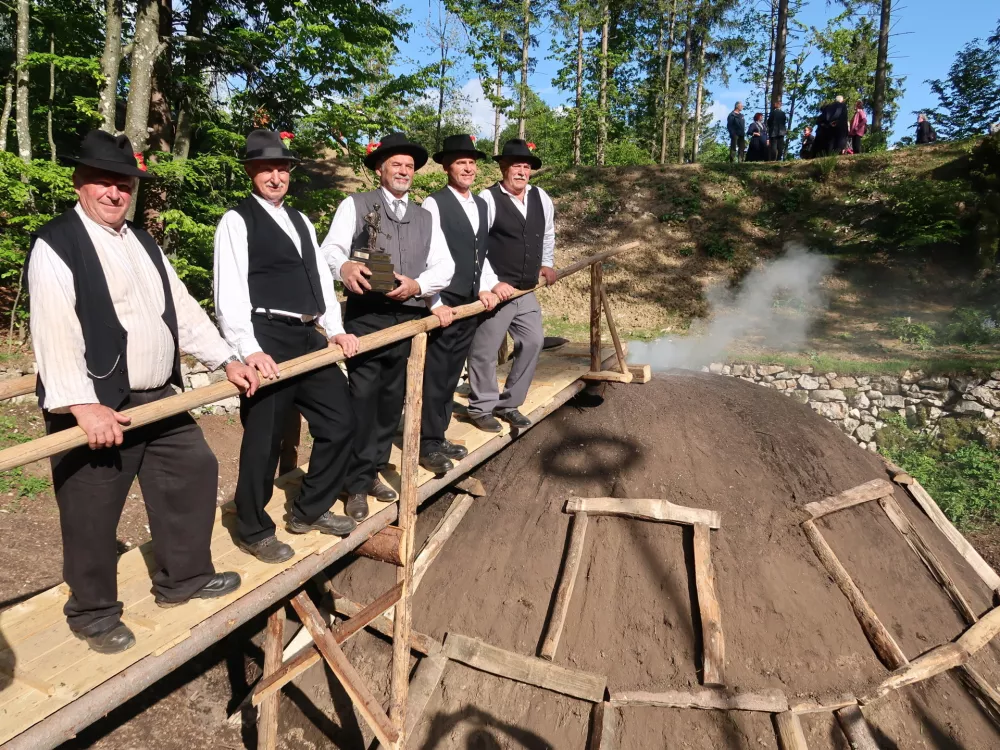 Lokovec, kovaštvo, oglarstvo, prižig kope miru, oglje, oglarska kopa, oglarjenje / Foto: Nataša Bucik Ozebek