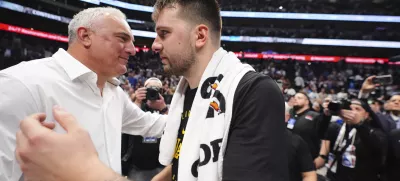 Los Angeles Lakers' Luka Doncic, right, hugs his father Sasa Doncic, left, following the team's NBA basketball game against the Dallas Mavericks in Dallas, Wednesday, April 9, 2025. (AP Photo/LM Otero) / Foto: Lm Otero