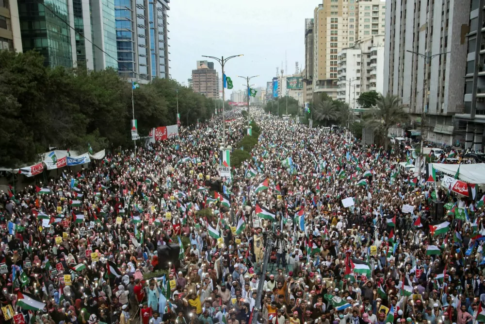 Supporters of the religious and political party Jamaat-e-Islami (JI) light up their mobile phones and wave during a rally to show solidarity with Palestinians, in Karachi, Pakistan October 15, 2023. REUTERS/Imran Ali NO RESALES. NO ARCHIVES