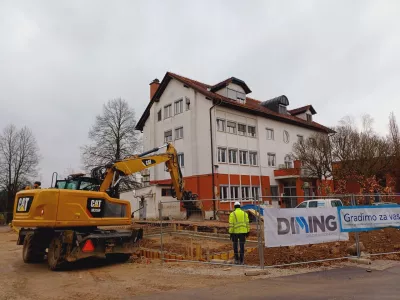 Prenova v poplavah uničene občinske zgradbe, v kateri je deloval krajevni urad, naj bi bila končana do konca poletja. Foto: Tina Jereb