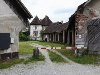 Trenutno so stroški obnove dotrajanega gradu Bokalce ocenjeni na štiri milijone evrov. Foto: Bojan Velikonja