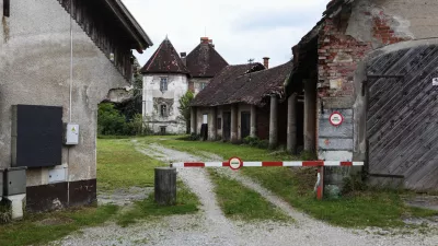 Trenutno so stroški obnove dotrajanega gradu Bokalce ocenjeni na štiri milijone evrov. Foto: Bojan Velikonja