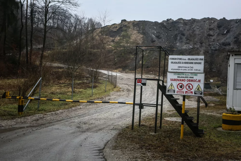 ﻿- odlagališče odpadkov Vrhe na opuščenem peskokopu med zaselkoma Zgornje Vrhe in Kresnike v upravljanju podjetja Storkom Štore -  - 11.01.2018 – Bukovžlak. - odlagališče nenevarnih odpadkov s katerim upravlja Cinkarna Celje   //FOTO: Luka Cjuha.