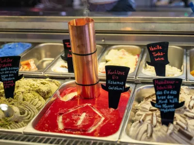 07 May 2025, Bavaria, Munich: In the Munich ice cream parlor "Der verrückte Eismacher - im Wunderland", the ice cream counter features the "Conclave ice cream" variety with a small chimney with incense and a tiara, the well-known papal headdress, painted into the ice cream. Photo: Leonie Asendorpf/dpa,Image: 996185861, License: Rights-managed, Restrictions: GERMANY OUT, Model Release: no