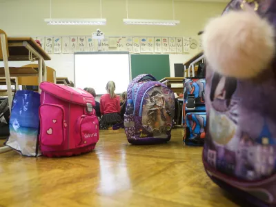 ﻿- simbolična fotografija - šolske potrebščine - šolska torba  - 03.09.2018 - Prvi šolski dan v novem šolskem letu 2018/19 – novo šolsko leto za 184.169 osnovnošolcev od tega je prvič šolski prag prestopilo 21.850 prvošolcev - osnovnošolci - šolstvo - šola //FOTO: Bojan Velikonja