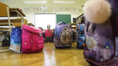 ﻿- simbolična fotografija - šolske potrebščine - šolska torba  - 03.09.2018 - Prvi šolski dan v novem šolskem letu 2018/19 – novo šolsko leto za 184.169 osnovnošolcev od tega je prvič šolski prag prestopilo 21.850 prvošolcev - osnovnošolci - šolstvo - šola //FOTO: Bojan Velikonja