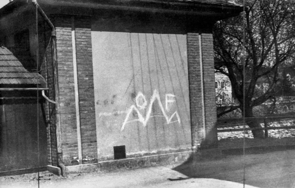 ﻿Neznani avtor, Napis Osvobodilne fronte (OF) v Trnovem, Ljubljana, 15. maj 1942. Zbirka Tekoče gradivo, črno-beli negativ, reprodukcija, leica, inv. št.: 1280/15. / Foto: Muzej Nz