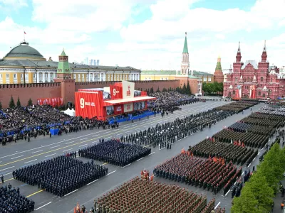 09 May 2025, Russia, Moscow: Russian servicemen march on Red Square during the Victory Day military parade in Moscow. Russia celebrates the 80th anniversary of the victory over Nazi Germany in World War II. Photo: -/Kremlin/dpa - ATTENTION: editorial use only and only if the credit mentioned above is referenced in full