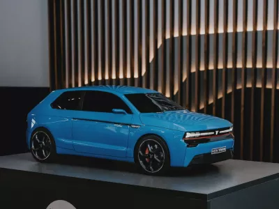 Novi yugo se je zaenkrat predstavil v pomanjšani različici, vozni prototip bo sledil čez dve leti. / Foto: Cde Media