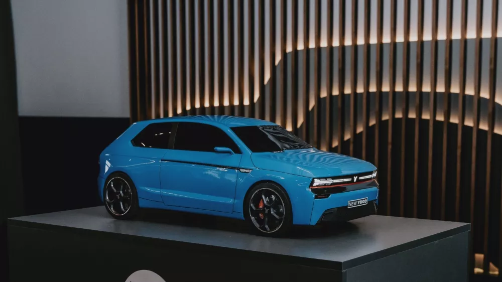 Novi yugo se je zaenkrat predstavil v pomanjšani različici, vozni prototip bo sledil čez dve leti. / Foto: Cde Media