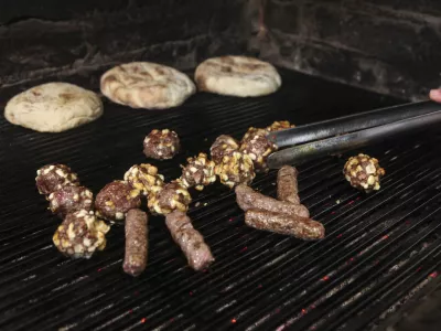 ﻿- 07.12.2015 - Gostilna Dubočica - Zaloška cesta 31 v Ljubljani - specialitete srbske kuhinje - jedi iz žara - roštilj - žar - čevapčiči - Leskovački uštipci - lepinja //FOTO: Luka Cjuha.