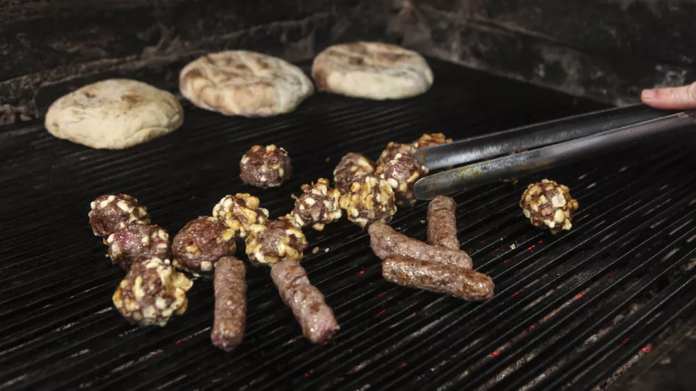 ﻿- 07.12.2015 - Gostilna Dubočica - Zaloška cesta 31 v Ljubljani - specialitete srbske kuhinje - jedi iz žara - roštilj - žar - čevapčiči - Leskovački uštipci - lepinja //FOTO: Luka Cjuha.
