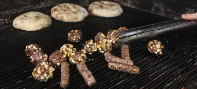 ﻿- 07.12.2015 - Gostilna Dubočica - Zaloška cesta 31 v Ljubljani - specialitete srbske kuhinje - jedi iz žara - roštilj - žar - čevapčiči - Leskovački uštipci - lepinja //FOTO: Luka Cjuha.