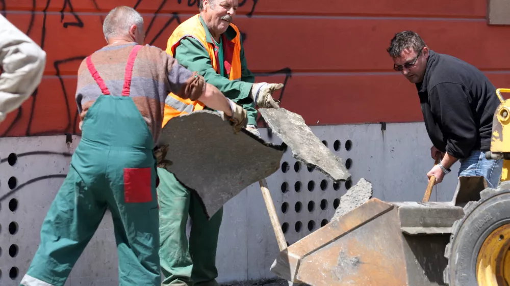 Številni fizični delavci, starejši od 50 let, imajo uničeno zdravje in so praktično nezaposljivi, opozarjajo v Delavski svetovalnici. Fotografija je simbolična. Foto: Luka Cjuha 