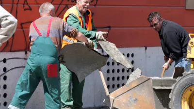 Številni fizični delavci, starejši od 50 let, imajo uničeno zdravje in so praktično nezaposljivi, opozarjajo v Delavski svetovalnici. Fotografija je simbolična. Foto: Luka Cjuha 