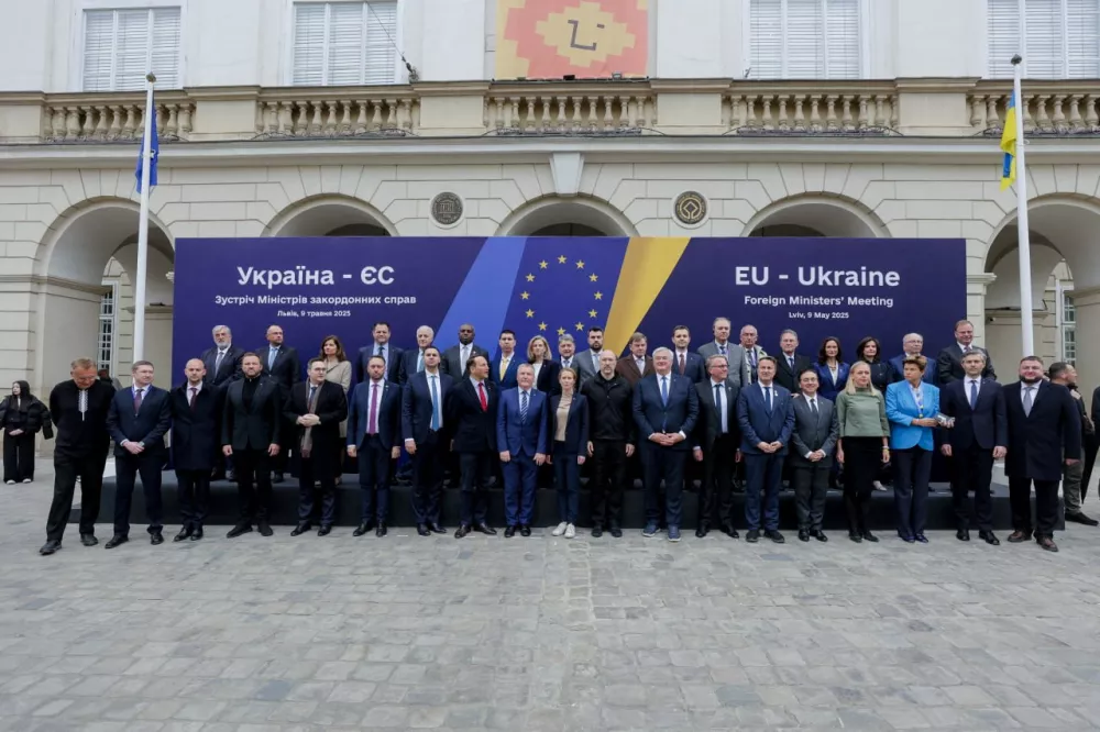 European Union High Representative for Foreign Affairs and Security Policy Kaja Kallas, Ukrainian Prime Minister Denys Shmyhal, and the foreign ministers of European countries and Britain pose for a picture during a Ukraine-EU meeting, amid Russia's attack on Ukraine, in Lviv, Ukraine May 9, 2025. Press service of the Cabinet of Ministers of Ukraine/Handout via REUTERS ATTENTION EDITORS - THIS IMAGE HAS BEEN SUPPLIED BY A THIRD PARTY.
