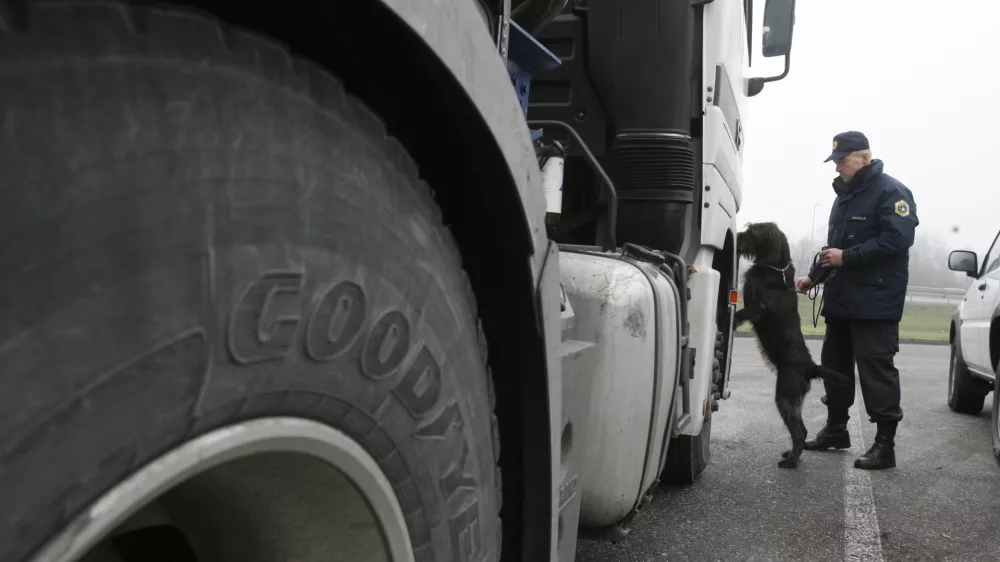 Policija - pregled vozil - pes izurjen za odkrivanje eksplozivnih sredstev, ljudi in mamil- Slovenija v schengenskem prostoru eno leto - ob prvi obletnici vstopa RS v schengenski prostor so policistke in policisti Specializirane enote za nadzor državne meje opravljali redne naloge.na počivališče Barje na ljubljanski obvoznici,. ///FOTO: Bojan VelikonjaOPOMBA: ZA OBJAVO V ČASOPISU DNEVNIK