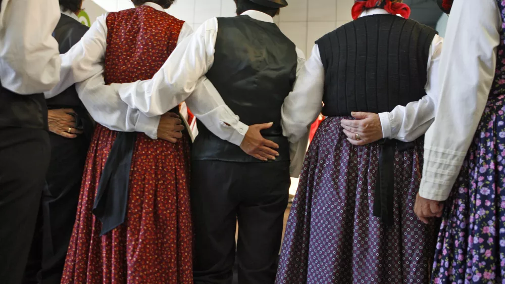 narodna noša - folklora - ples- 12. festival za tretje življenjsko obdobje 2012 - Evropski dan aktivnih starostnikov - starostniki - starejši občani - upokojenci //FOTO: Bojan Velikonja