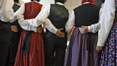 narodna noša - folklora - ples- 12. festival za tretje življenjsko obdobje 2012 - Evropski dan aktivnih starostnikov - starostniki - starejši občani - upokojenci //FOTO: Bojan Velikonja