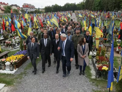 Spanish Minister of Foreign Affairs Jose Manuel Albares Bueno, Britain's Foreign Secretary David Lammy, France's Minister for Europe and Foreign Affairs Jean-Noel Barrot, Ukraine's Minister of Foreign Affairs Andrii Sybiha and foreign ministers of European countries commemorate fallen defenders of Ukraine at a military cemetery before a Ukraine-EU meeting, amid Russia's attack on Ukraine, in Lviv, Ukraine May 9, 2025. REUTERS/Roman Baluk