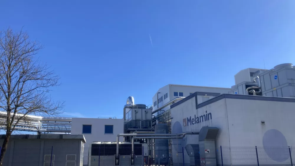 Večji del tovarne je po treh letih že obnovljen. Foto: Špela Ferlin