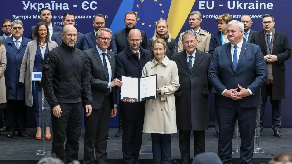 European Union High Representative for Foreign Affairs and Security Policy Kaja Kallas, Ukrainian Prime Minister Denys Shmyhal, Ukraine's Minister of Foreign Affairs Andrii Sybiha and France's Minister for Europe and Foreign Affairs Jean-Noel Barrot pose for a picture after a signing ceremony during Ukraine-EU meeting, amid Russia's attack on Ukraine, in Lviv, Ukraine May 9, 2025. REUTERS/Roman Baluk
