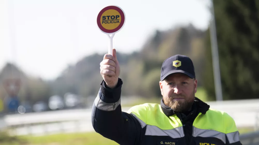 prometni nadzorpolicija - simbolična fotografijaprometna policijavarnost v prometupolicija na motorjihmotoristična policijaprehitri voznikiavtocestna policija08.04.2025 Policijski nadzor, počivališče PovodjeFOTO: Nik Erik Neubauer