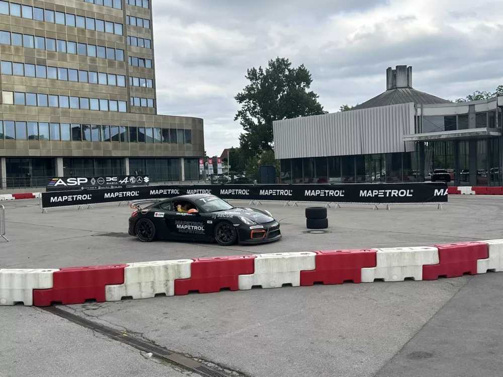 Obiskovalce bo po poligonu vozil tudi dirkalni taksi. / Foto: Matjaž Terzič