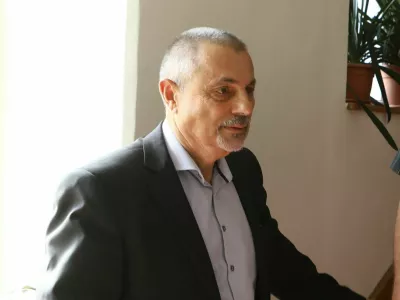 Peter Jambrek, sociolog in pravnik

Z Ribičičem pragmatično ugotavljava, da je za oboje še najbolj sprejemljiv kombinirani volilni sistem.