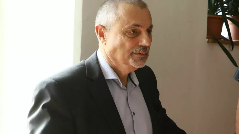 Peter Jambrek, sociolog in pravnik

Z Ribičičem pragmatično ugotavljava, da je za oboje še najbolj sprejemljiv kombinirani volilni sistem.