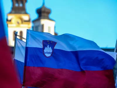 -Slovenska zastava, cerkveni stolp, ločitev cerkve od države, katoliška cerkev, - 19.02.2025. 17. protest kvazi upokojencev in zavoda, ali karkoli že 1. oktober proti vladi Roberta Goloba pod vodstvom kriminalca Pavla Ruparja.//FOTO: Bojan Velikonja