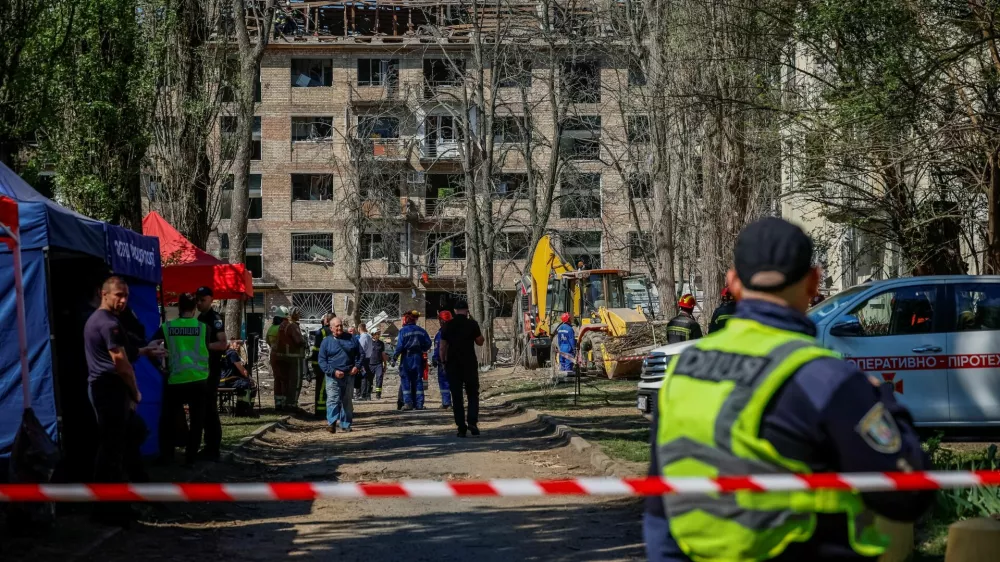 A general view shows the site of a Russian missile strike on a residential area where multiple children and adults were killed, amid Russia's attack on Ukraine, in Kyiv, Ukraine, April 25, 2025. REUTERS/Alina Smutko