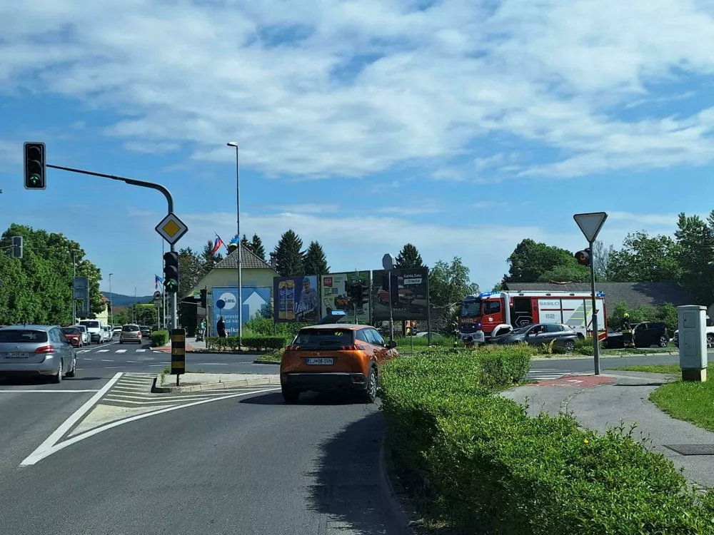 Požar vozila pri Vrhniki. Foto: bralka