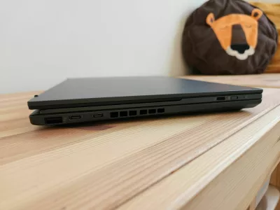 Zaradi dveh zaslonov in odstranljive tipkovnice je zenbook duo malenkost debelejši od drugih prenosnikov.