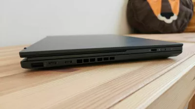 Zaradi dveh zaslonov in odstranljive tipkovnice je zenbook duo malenkost debelejši od drugih prenosnikov.