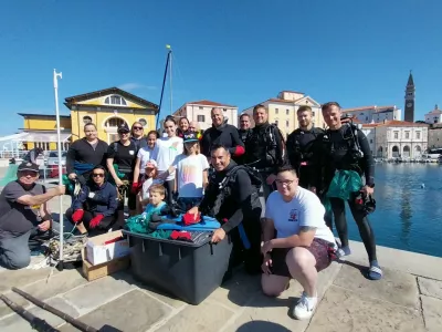 Zbrana ekipa, ki je v mandraču dobre tri ure čistila morsko dno. Foto: Vesna Levičnik