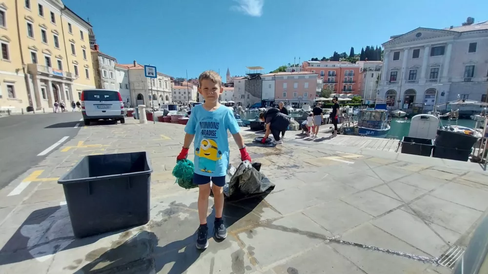 Najmlajši člani PGD Piran so pridno pomagali potapljačem v vodi. Foto: Vesna Levičnik