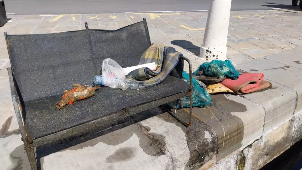 Manjši del odpadkov in tudi klop, ki so jo potegnili na kopno. Foto: Vesna Levičnik