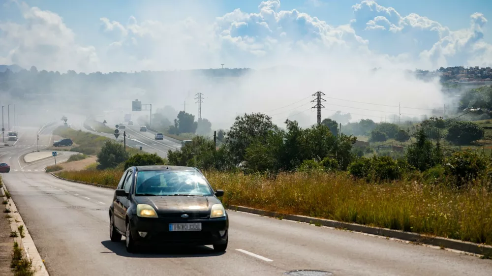 Strupeni oblak nad mestom Vilanova i la Geltrú pri Barceloni. Foto: Profimedia