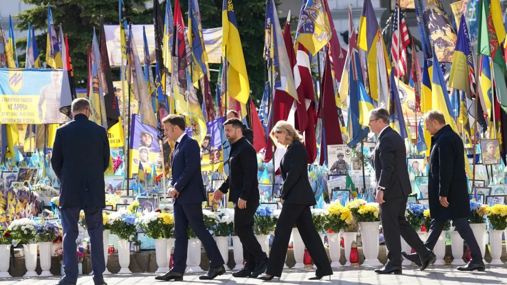 German Chancellor Friedrich Merz, French President Emmanuel Macron, Ukrainian President Volodymyr Zelenskiy and his wife Olena Zelenska, Britain's Prime Minister Keir Starmer, and Poland's Prime Minister Donald Tusk visit Maidan Square, as European leaders meet for further talks on the so-called "coalition of the willing", in Kyiv, Ukraine May 10, 2025. Stefan Rousseau/Pool via REUTERS