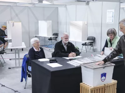 - 07.05. 2025 - predčasne volitve - referendum - volišče Omnia//FOTO: Jaka Gasar