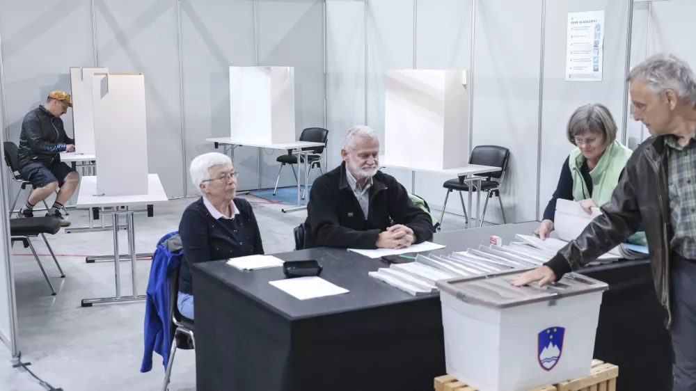 - 07.05. 2025 - predčasne volitve - referendum - volišče Omnia//FOTO: Jaka Gasar