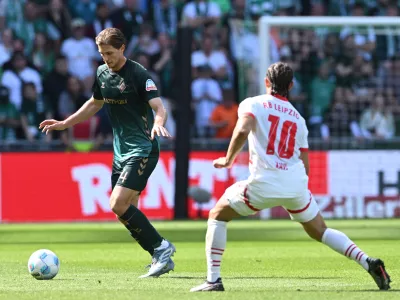 10 May 2025, Bremen: Werder's Niklas Stark (L) and Leipzig's Xavi Simons battle for the ball during the German Bundesliga soccer match between Werder Bremen and RB Leipzig at Weserstadion. Photo: Carmen Jaspersen/dpa - IMPORTANT NOTICE: DFL and DFB regulations prohibit any use of photographs as image sequences and/or quasi-video.