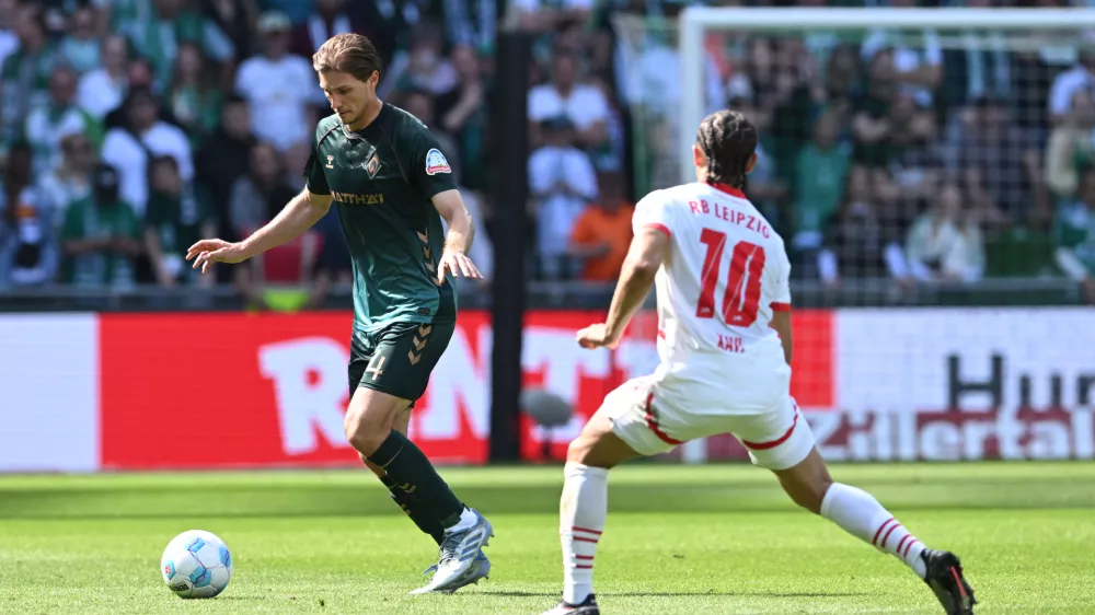 10 May 2025, Bremen: Werder's Niklas Stark (L) and Leipzig's Xavi Simons battle for the ball during the German Bundesliga soccer match between Werder Bremen and RB Leipzig at Weserstadion. Photo: Carmen Jaspersen/dpa - IMPORTANT NOTICE: DFL and DFB regulations prohibit any use of photographs as image sequences and/or quasi-video.