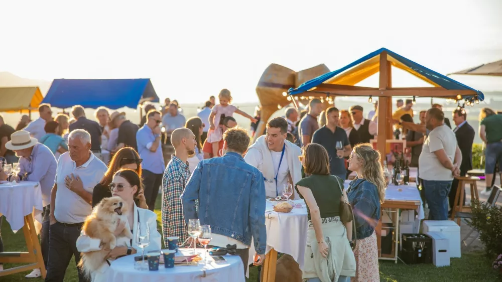 Ta konec tedna vabljeni na najlepšo razgledno točko v slovenski Istri, kjer bodo slavili kralja istrskih vin – refošk. F FB/visitkoper.si
