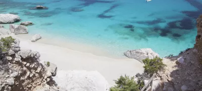 Plaža Cala Goloritzé je uvedla omejitev števila dnevnih dovoljenj za obiskovalce, dostop do nje pa je mogoč le s čolnom, ki mora biti privezan 200 metrov od obale. F Istock