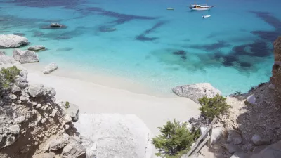 Plaža Cala Goloritzé je uvedla omejitev števila dnevnih dovoljenj za obiskovalce, dostop do nje pa je mogoč le s čolnom, ki mora biti privezan 200 metrov od obale. F Istock